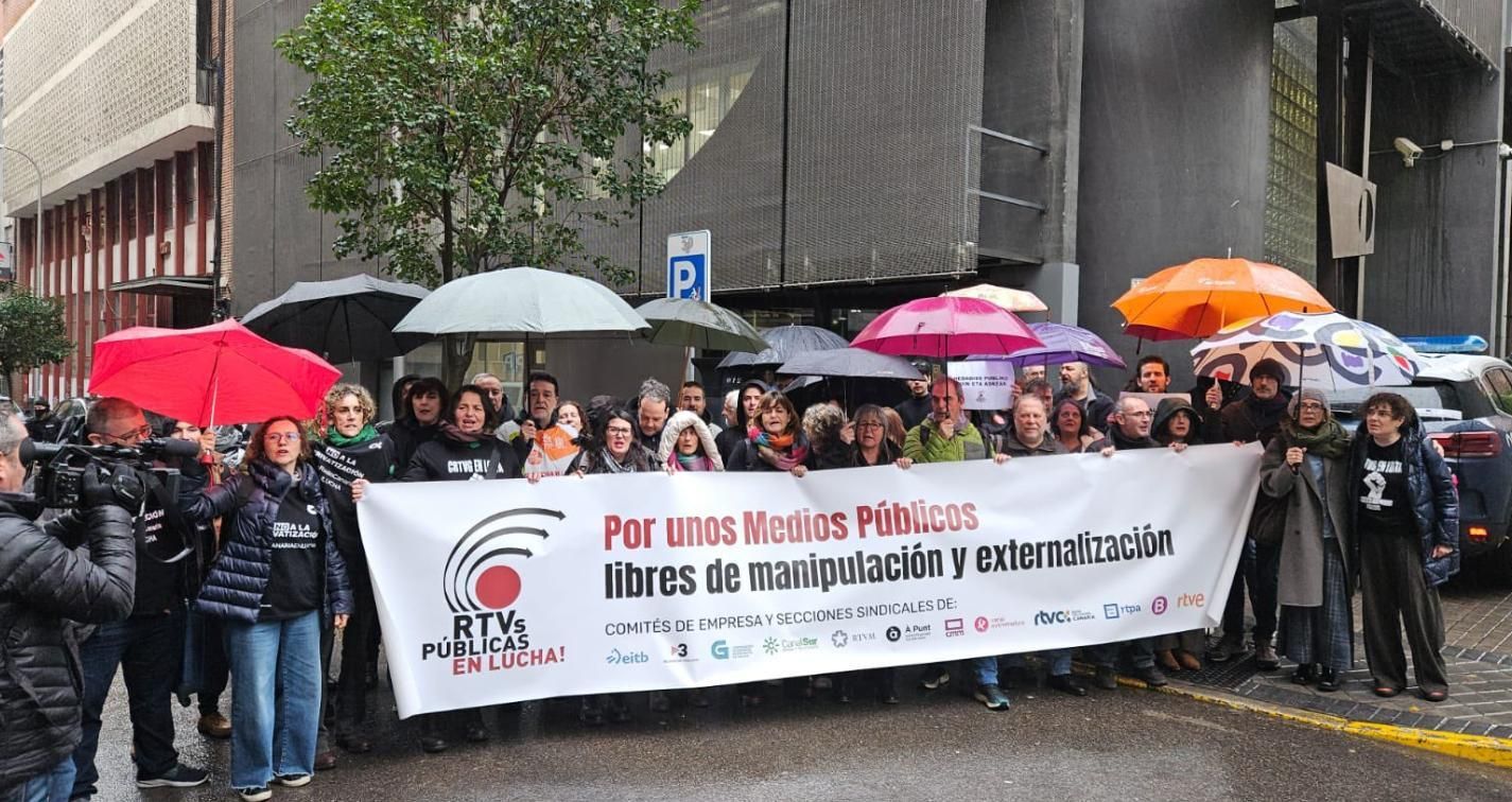 Integrantes de la plataforma ante la sede de la FORTA (Federación de Organismos de Radiotelevisiones Autonómicas).