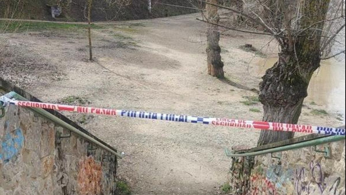 Uno de los accesos al río Júcar en Cuenca precintados este 5 de febrero de 2026