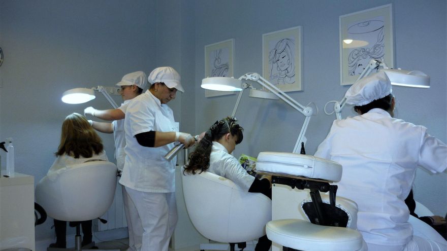 Trabajadoras de Head Cleaners durante una sesión para eliminar piojos