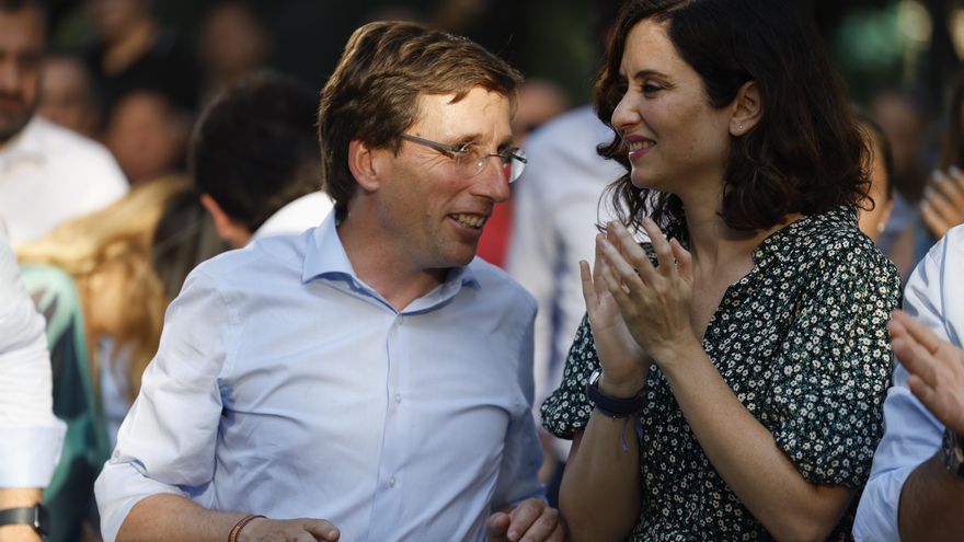 El alcalde de Madrid, José Luis Martínez -Almeida (i), y la presidenta de la Comunidad de Madrid, Isabel Díaz Ayuso, participan en el acto de inicio de campaña de las elecciones generales del 23J del PP este jueves, en el parque Eva Duarte de Madrid. EFE/ Juanjo Martin