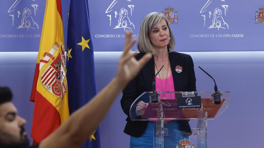 La portavoz de SUMAR, Verónica Martínez durante la rueda de presa tras la reunión de la Mesa del Congreso este martes.
