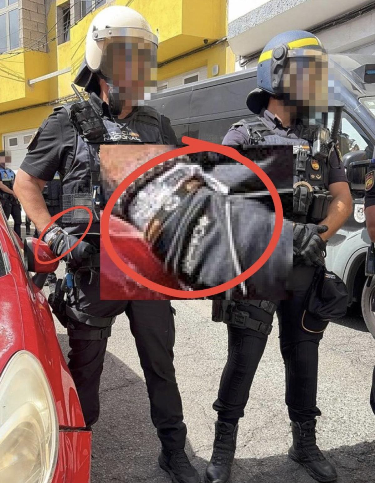 Policías locales de Las Palmas de Gran Canaria, durante el desahucio de Jennifer, en el barrio de Pedro Hidalgo. En el detalle, la pulsera que lucía uno de ellos.