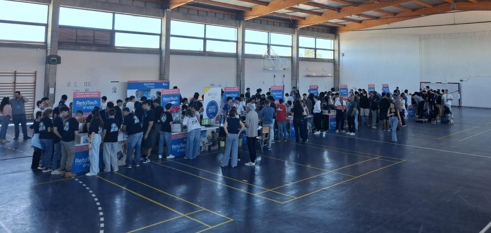 Grupo de los alumnos y docentes participantes en RetoTech en Canarias 2026.