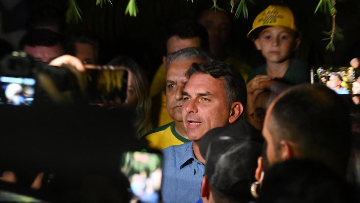 Flavio Bolsonaro en Brasilia tras la primera vuelta de las elecciones de octubre de 2026