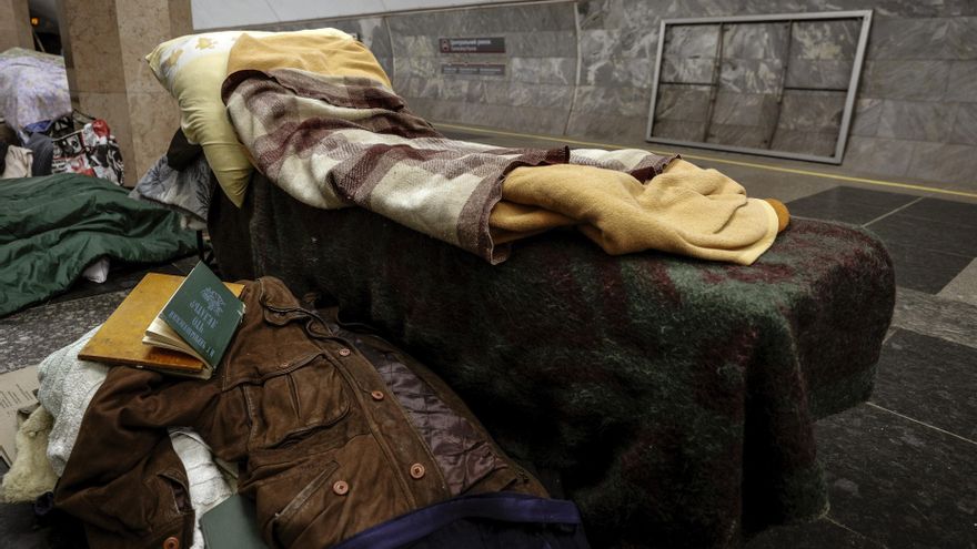 En el metro de Járkov aún quedan centenares de personas que acuden cada noche a dormir. EFE/Manuel Bruque