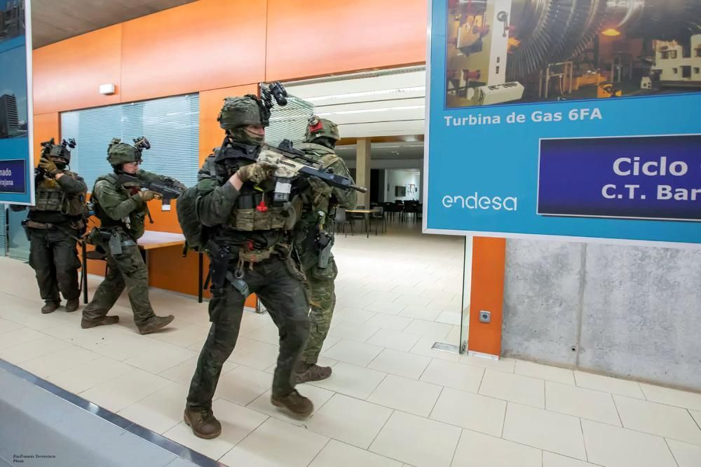 Militares, durante el ejercicio en la CT Barranco de Tirajana.
