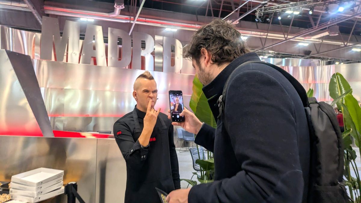 Uno de los asistentes hace una foto al muñeco de cera del chef Dabiz Muñoz, en el estand de la Comunidad de Madrid