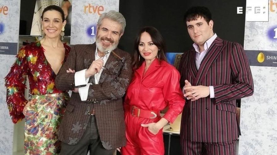 La presentadora Raquel Sánchez Silva (i) junto a los diseñadores Lorenzo Caprile (2i), María Escoté (2d) y Alejandro G. Palomo (d), durante la presentación este jueves en Madrid de "Maestros de la costura",regresa el lunes a Televisión Española.