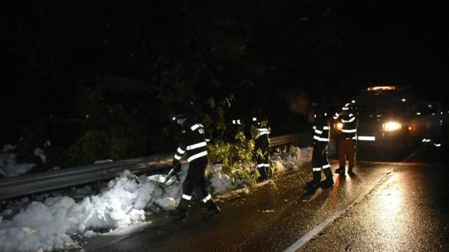 Efectivos de la ULE de El Ferral del Bernesga intervienen para reestablecer el tráfico en Asturias.