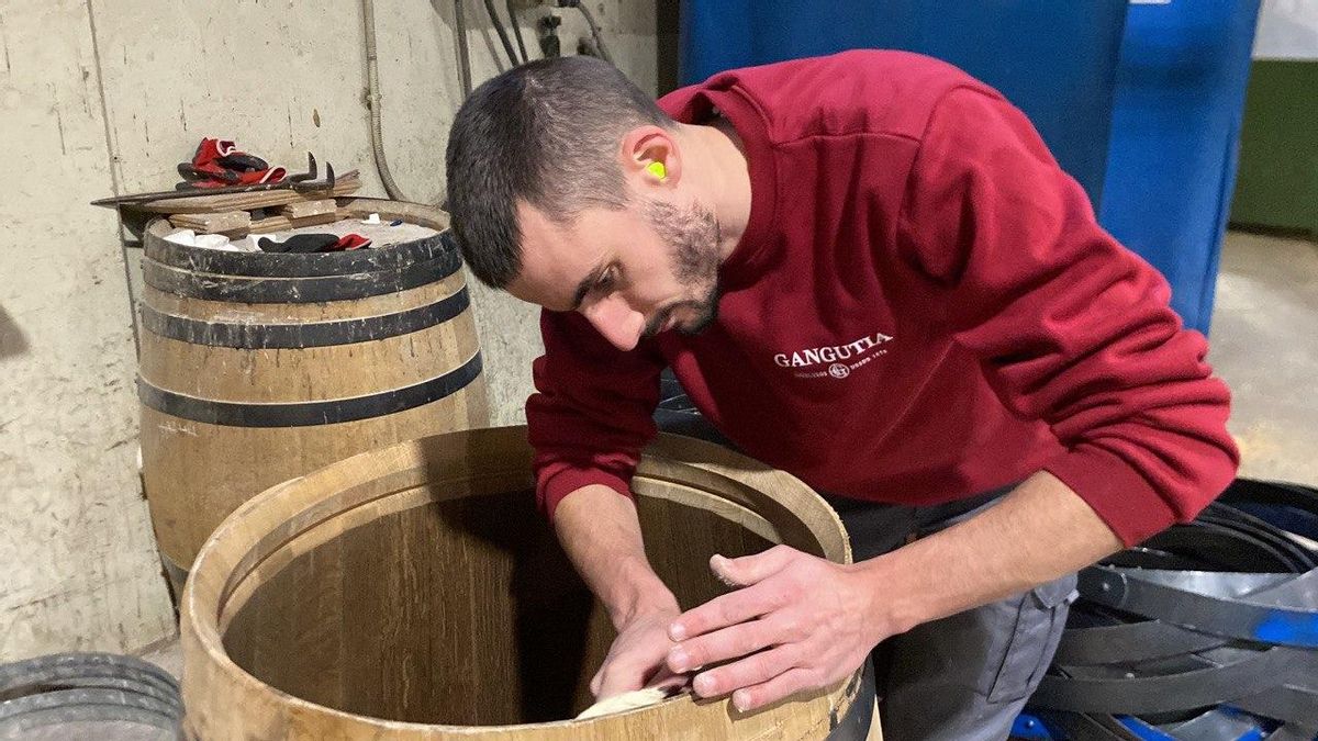 Aprender a hacer barricas donde no hay escuelas: una tonelería de La Rioja forma a doce estudiantes franceses