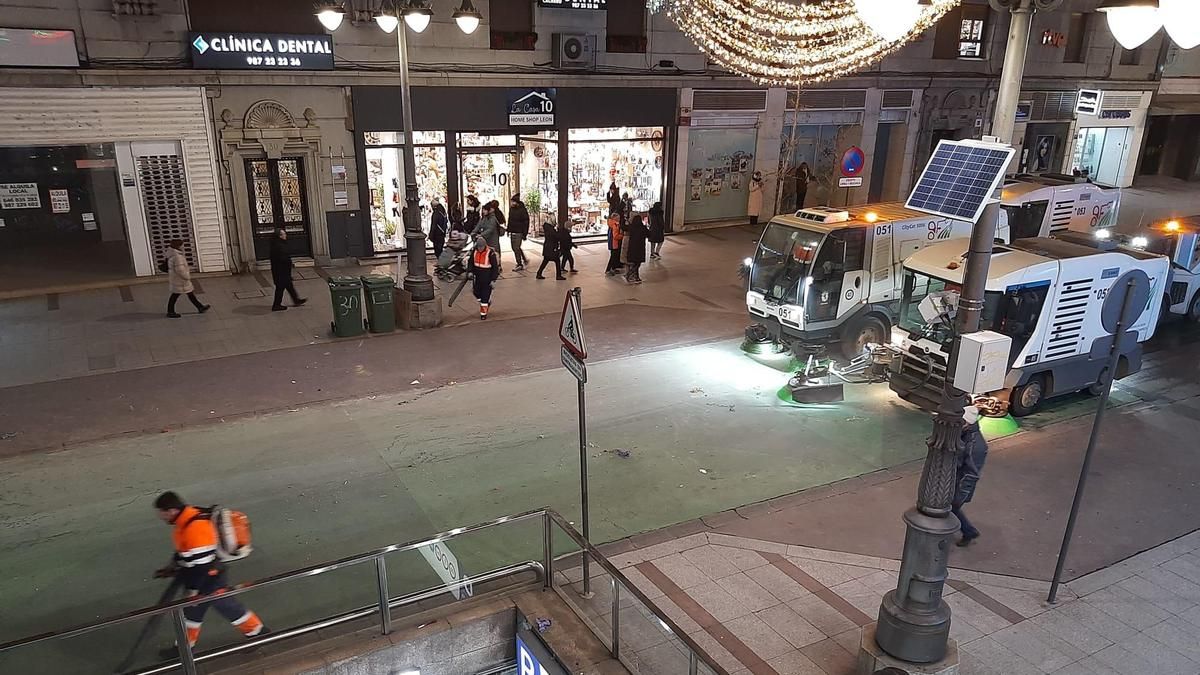 Labores de limpieza tras el paso de la cabalgata de Reyes Magos de León.