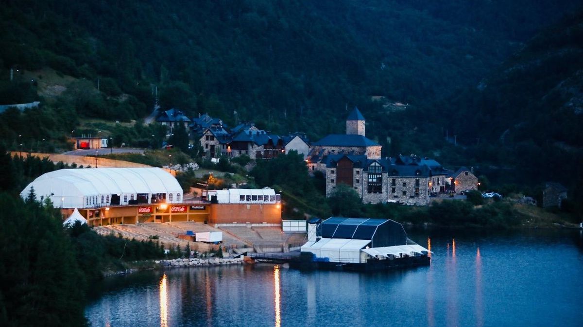Escenario flotante de Pirineos Sur