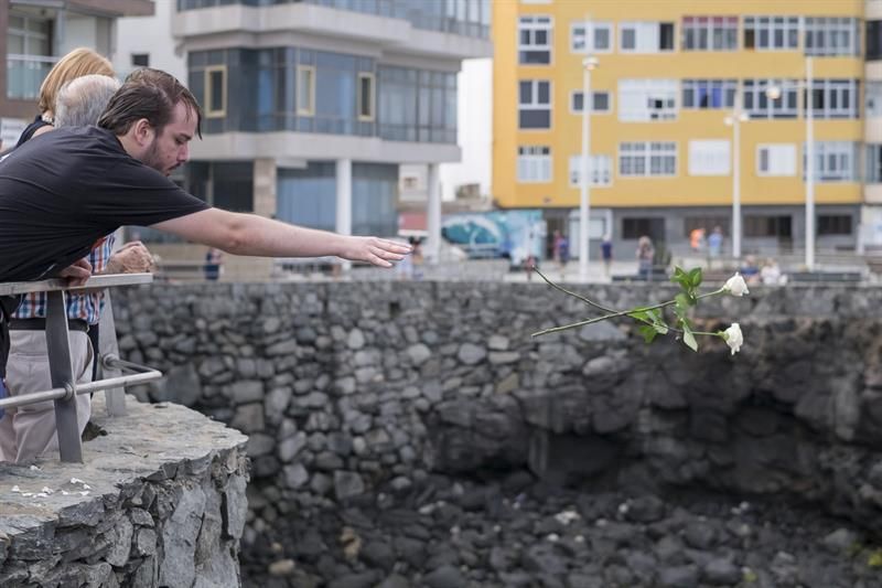 Momento del homenaje en la prolongación del paseo de la playa de Las Canteras. EFE/Ángel Medina G.