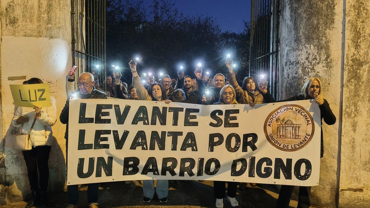 Vecinos de Levante protestan por la falta de alumbrado y seguridad en el barrio