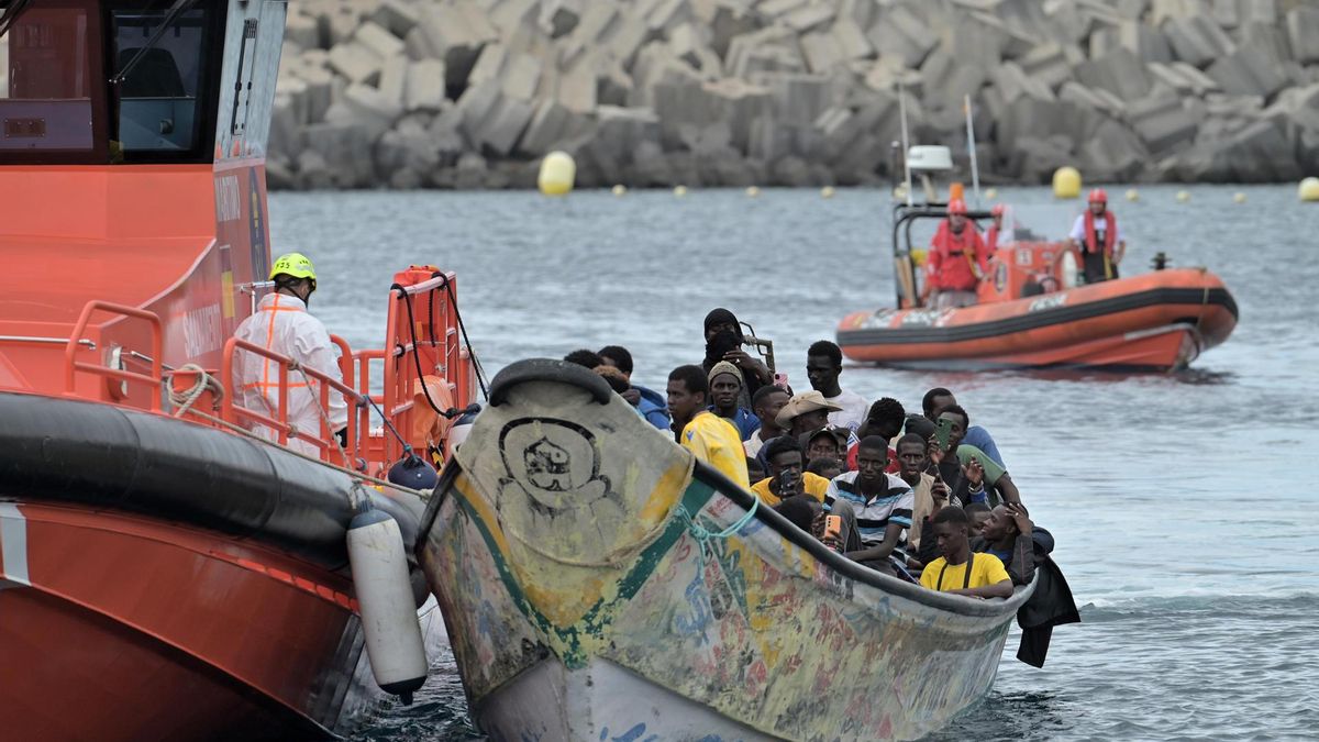 Un cayuco con 72 migrantes de origen subsahariano a bordo ha llegado este viernes al puerto de La Restinga, en El Hierro, acompañado por la Salvamar Navia, de Salvamento Marítimo.