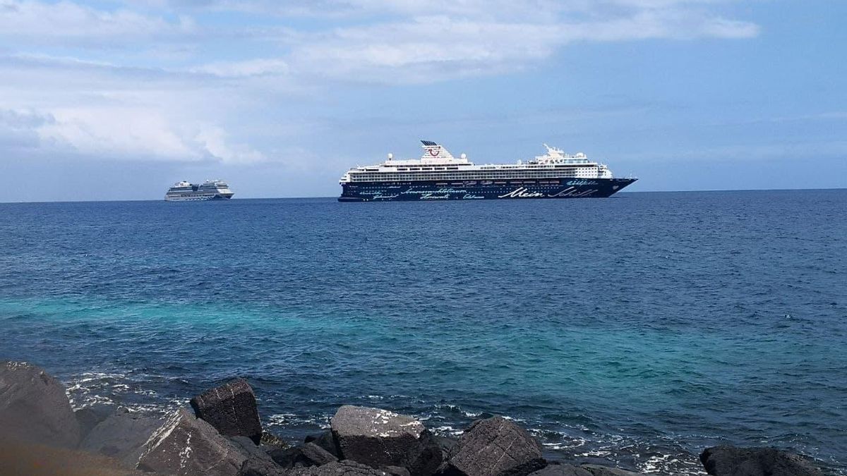 Dos cruceros frente a la playa de Las Teresitas