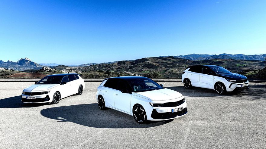 La familia GSe al completo, con los Astra normal y familiar y el Grandland más deportivos.