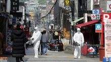 Desinfección en la zona de Itaewon, Seúl, este 11 de mayo