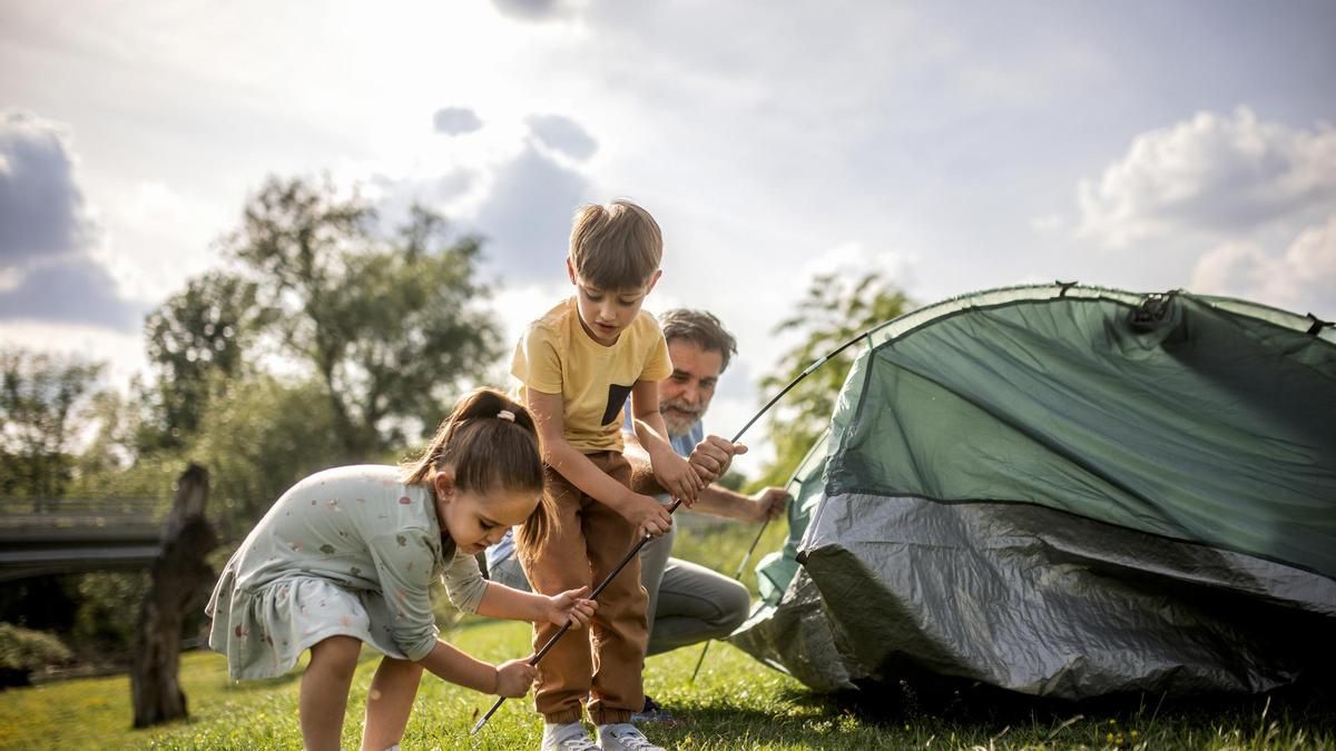 Camping, refugio de montaña o vivac: guía para planificar unas vacaciones con niños en la naturaleza
