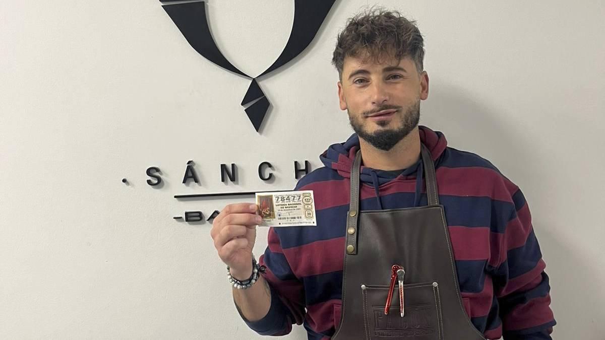 Jesús, posando con el décimo