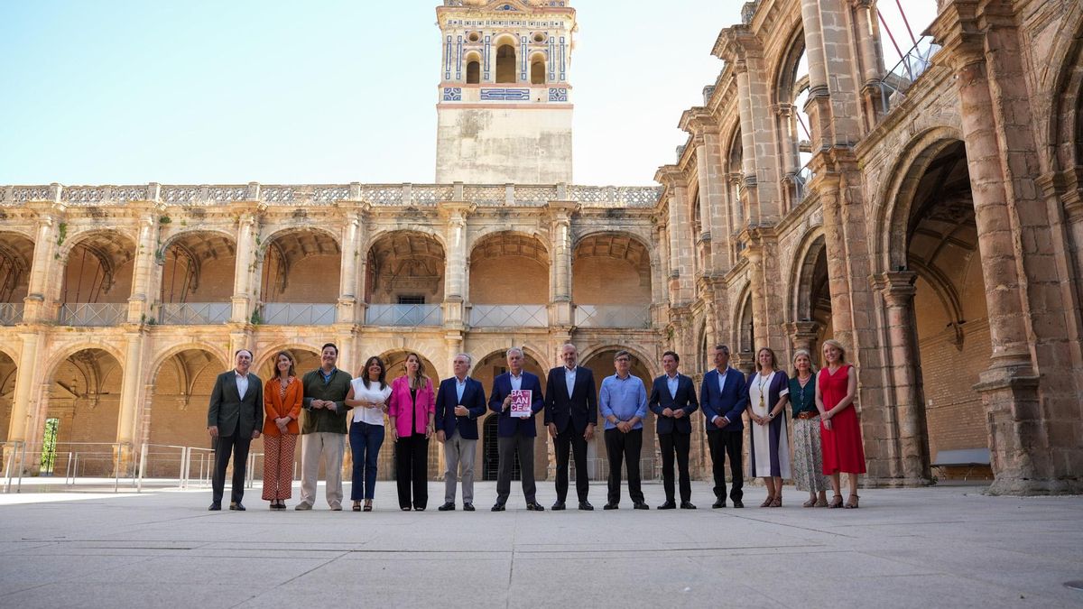 El alcalde, en el centro, junto a los restantes 13 concejales que conforman el grupo del PP.
