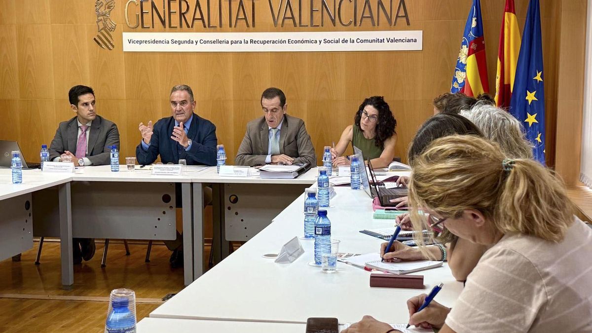 Imagen de la reunión de las víctimas de la dana con el vicepresidente Gan Pampols.
