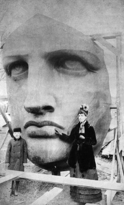 La cabeza de la Estatua de la Libertad en una fotografía de 1885.