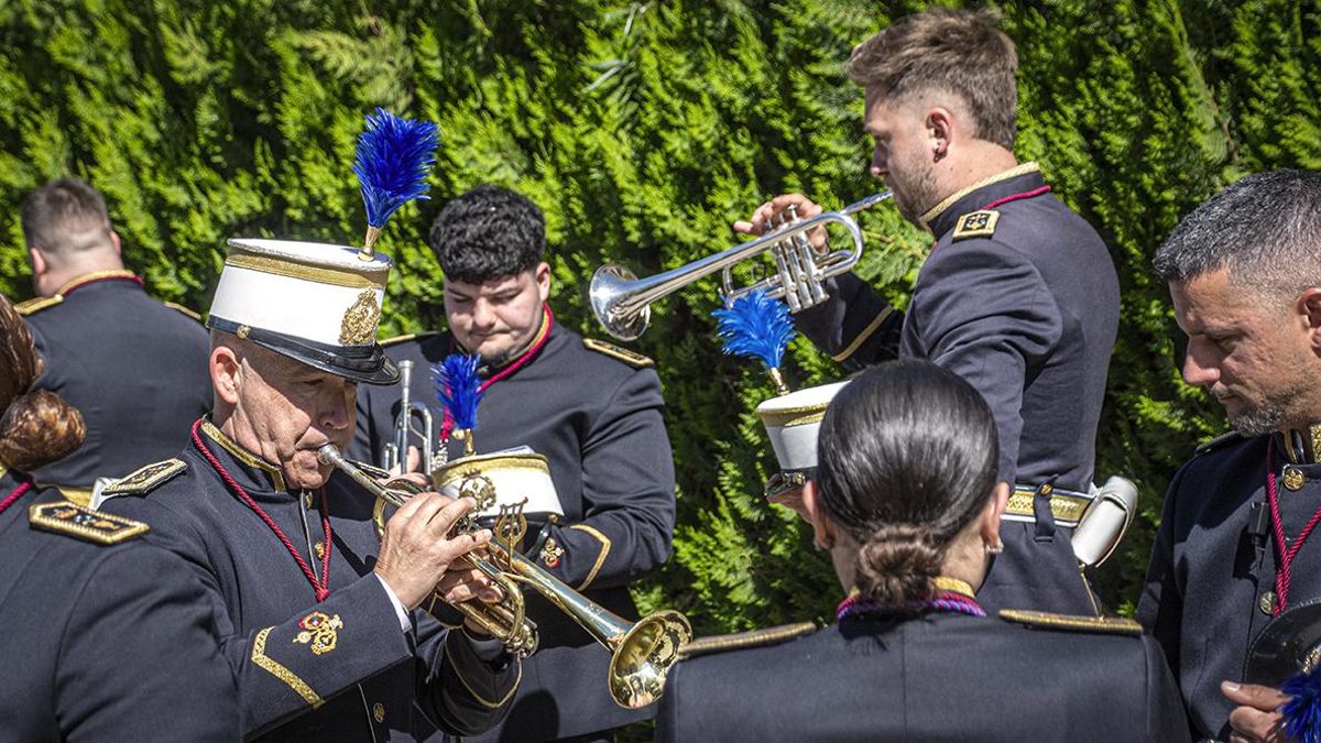 Músicos afinando instrumentos antes de acompañar a la Hermandad de La Paz