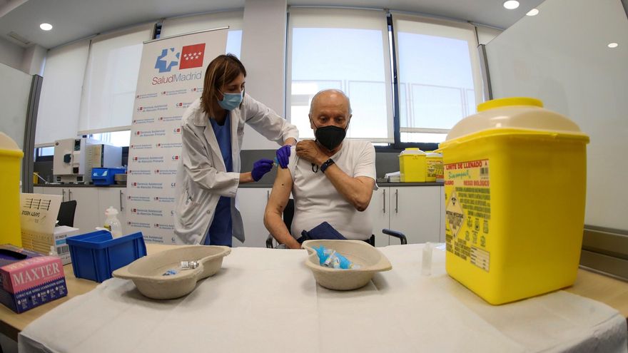 Un hombre se vacuna de la gripe y la covid-19 este lunes en Madrid, cuando se comienza a administrar la dosis de refuerzo de la covid-19 a los mayores de 70 años. EFE/David Fernández