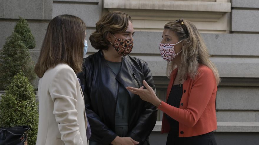 (I-D) La ministra de Derechos Sociales y Agenda 2030, Ione Belarra; la alcaldesa de Barcelona, Ada Colau; y la vicepresidenta segunda y ministra de Trabajo y Economía Social, Yolanda Díaz, conversan a su llegada a unas jornadas informativas sobre la futur