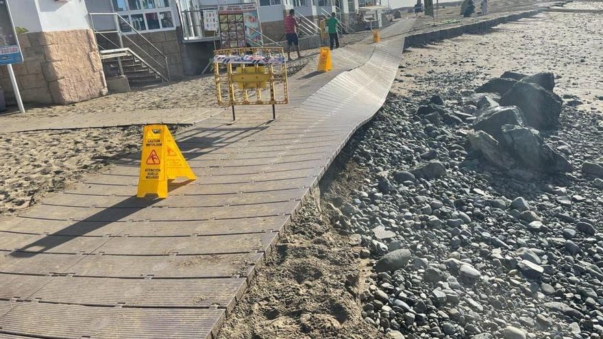 La subida del mar se lleva por delante parte del paseo de la playa de Maspalomas