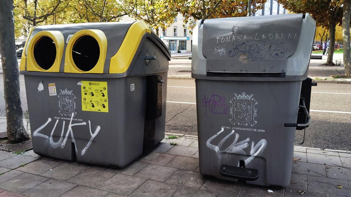 Contenedores de plástico y basura del Ayuntamiento de León.