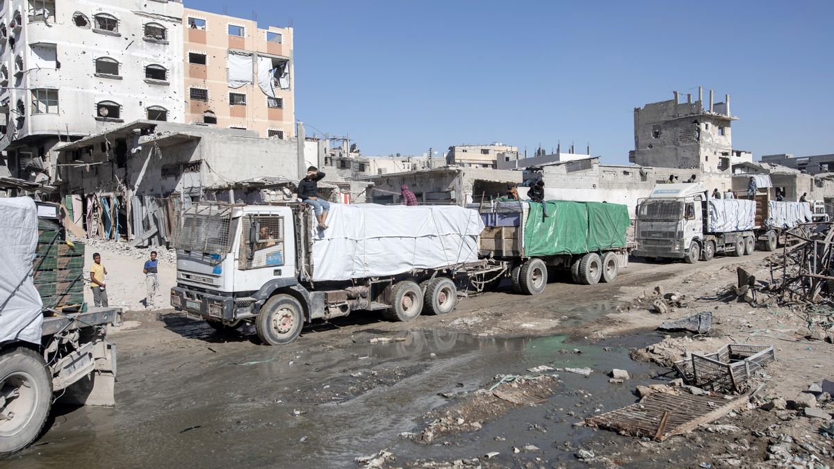 Camiones que transportan ayuda proporcionada por el Programa Mundial de Alimentos (PMA) circulan por Jan Yunis, en el sur de la Franja de Gaza.