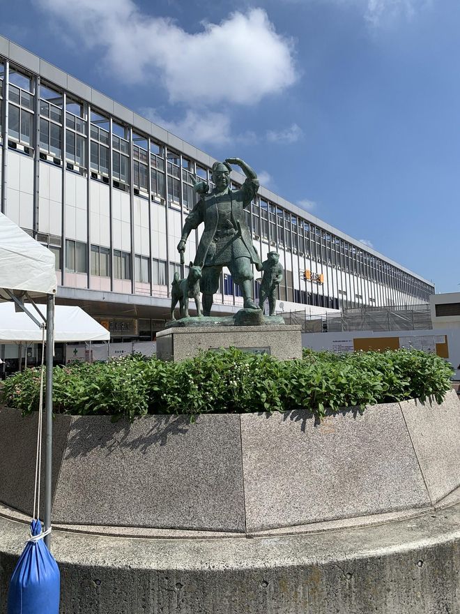 Estatua dedicada al 'niño melocotón' el cuento tradicional más importante de Okayama.