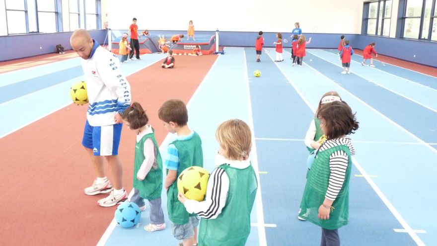 Archivo - Escuela de fútbol del IMD