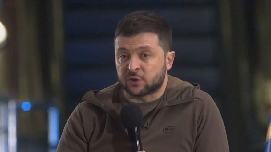 El presidente ucraniano, Volodímir Zelenski, en la rueda de prensa en el metro de Kiez de este sábado, 23 de abril.