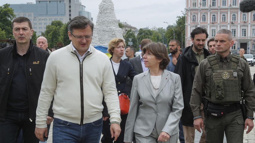 La ministra de Exteriores francesa, Catherine Colonna (derecha) se encuentra en Kiev con su homólogo ucraniano, Dmytro Kuleba (izquierda), a 30 de mayo de 2022