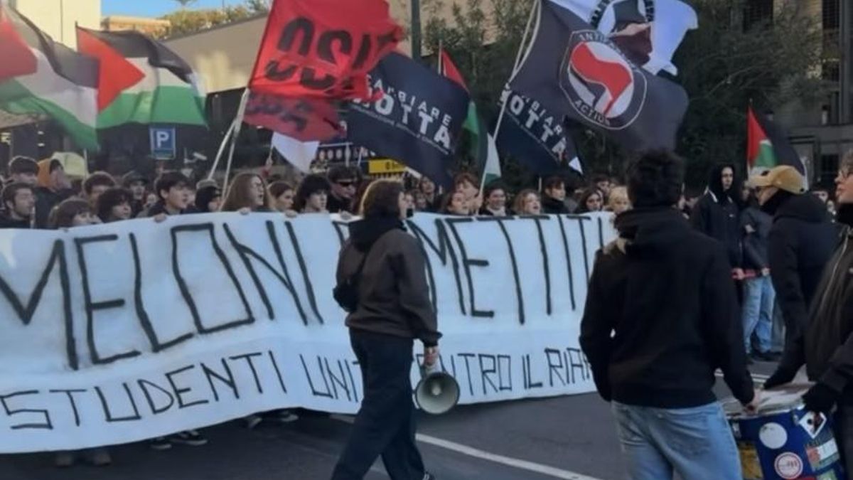 Estudantes manifestam-se esta manhã em Génova, Itália.