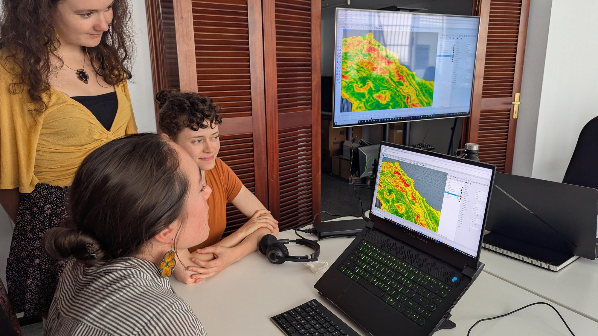 Estudiantes de arquitectura y paisajismo de la de la Universidad de Oregón, tres de la Universidad de Washington, ocho de ellos paisajistas y cinco arquitectos, y dos estudiantes canarios de la Universidad de Las Palmas de Gran Canaria (ULPGC), investigan en Gran Canaria la función que sus barrancos pueden desempeñar en la mitigación y adaptación al cambio climático.