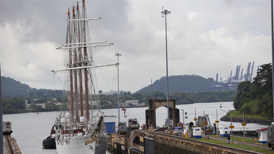 El Juan Sebastián de Elcano, con la princesa de Asturias a bordo, cruza el Canal de Panamá