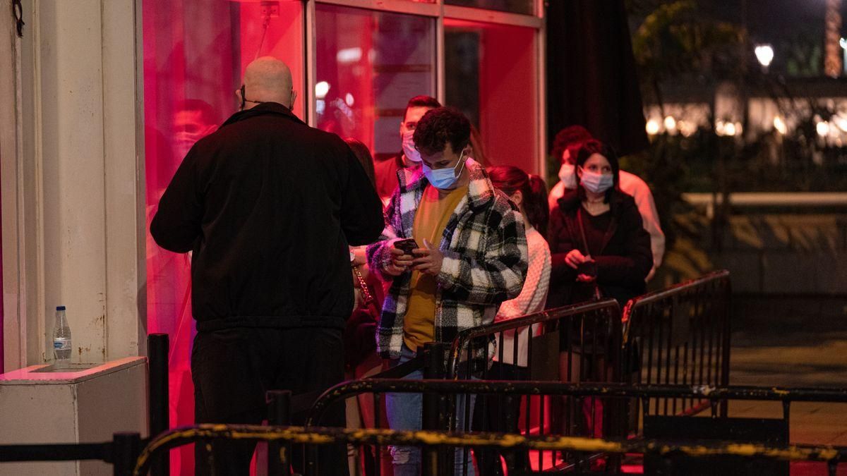 Un grupo de personas esperan a entrar a una discoteca