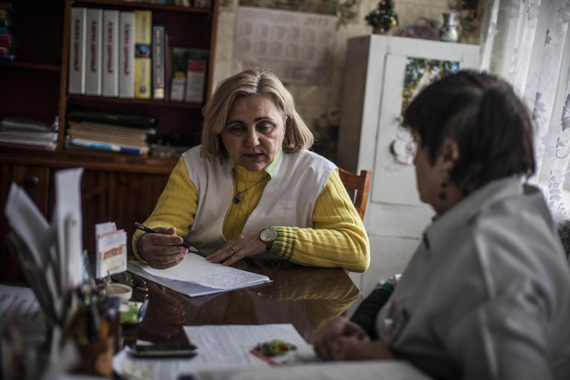 Una psicóloga de MSF durante una consulta del centro de salud ambulatorio #6 en Shajtars , región de Donetsk, Ucrania