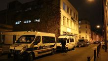 La policía custodia el Annexe y las inmediaciones día y noche. Identifican a los autores de esta crónica antes de permitirles entrar en la casa / Foto: Luna Gámez