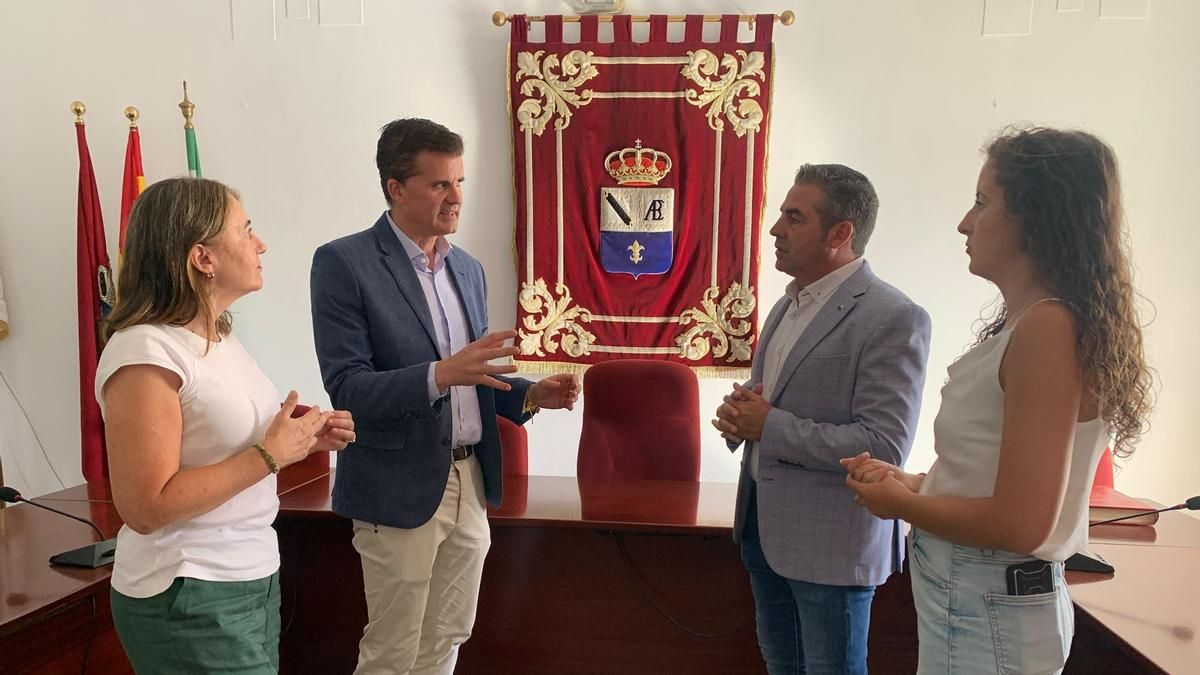 El vicepresidente de INPRO y el alcalde de Villamanrique, junto a una técnico de INPRO implicada en la iniciativa y una concejala del municipio, durante el encuentro.
