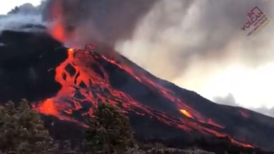 Captura de imagen de la rotura el cono y ha provocado más desbordamientos de lava y desprendimientos que han generado corrientes de aire