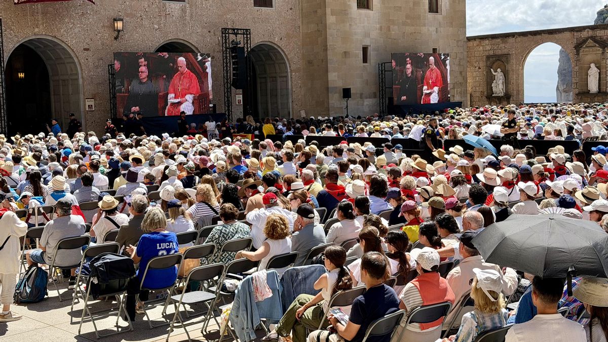 Centenares de personas han seguido la intervención del Pontífice desde el exterior, con unas pantallas gigantes