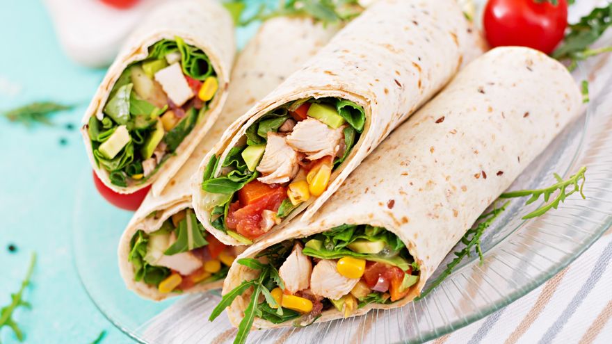 Burrito de pollo y verduras: la receta sencilla con buen aporte de proteínas que puede sustituir al bocadillo