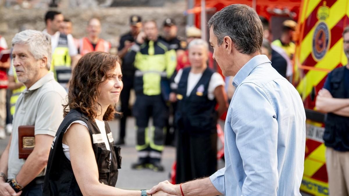 Pedro Sánchez saluda a Isabel Díaz Ayuso durante su visita a Cenicientos, una de las zonas afectadas por los incendios del pasado julio.