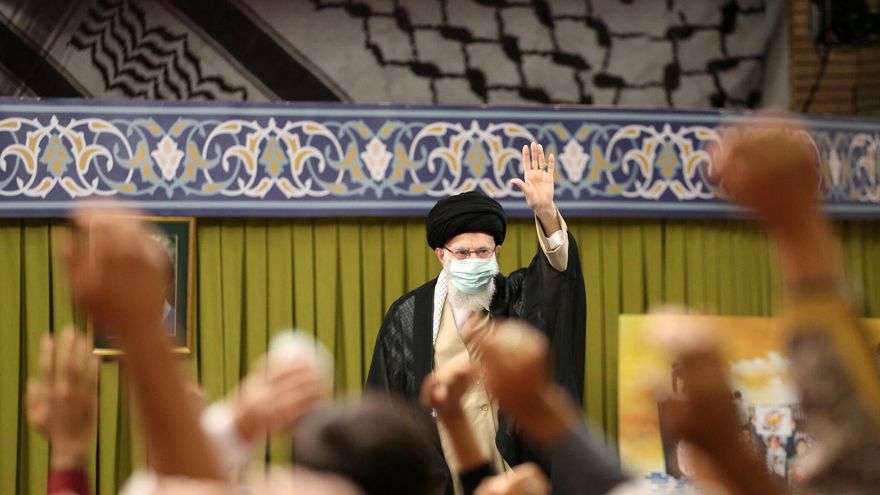 El líder supremo de Irán, Ali Jameneí, se dirige a estudiantes iraníes durante un evento en Teherán, Irán. EFE/ Oficina del Líder Supremo de Irán Handout