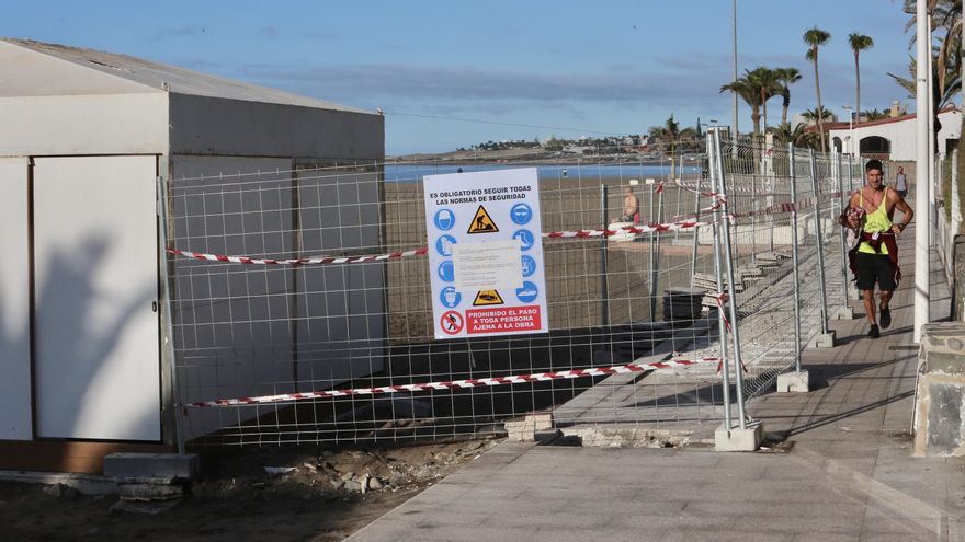 Construcción del chiringuito en la Playa de Las Burras.